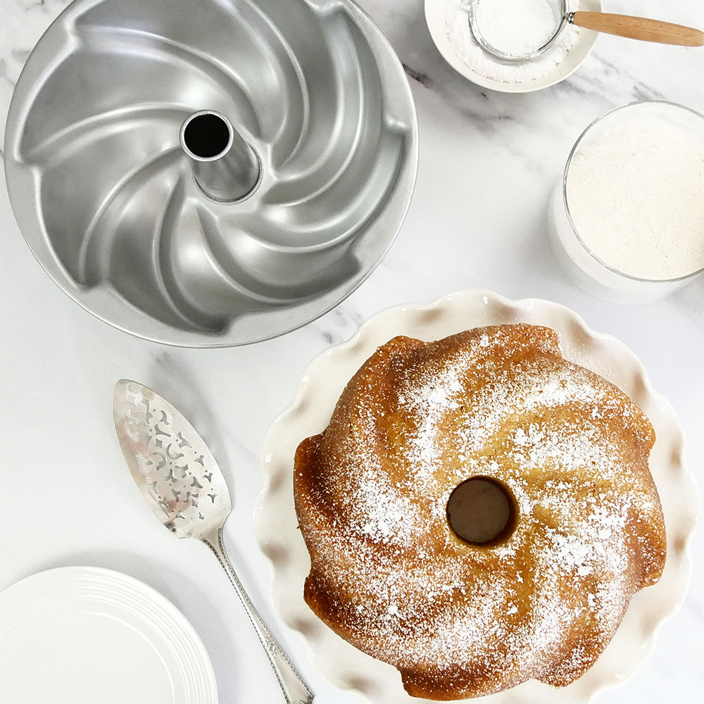 Non-Stick Swirl Tube Cake Pan – 10"