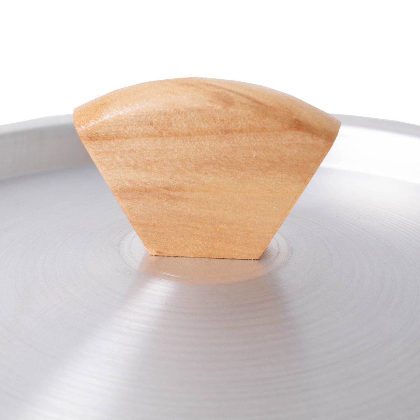 Close-up of a smooth wooden lid knob attached to a lightweight aluminum popcorn popper lid, part of cookware and Kitchen & Food collections designed for easy stovetop popcorn preparation.