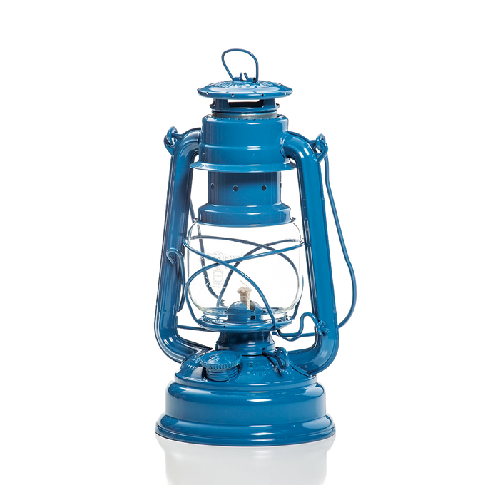 Blue galvanized oil lantern featuring a durable thermal heat-resistant glass globe and sturdy metal frame, ideal for camping, emergency supplies, and outdoor lighting.