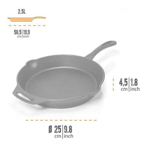 Cast iron skillet with a 2.5L capacity, measuring 25 cm diameter and 4.5 cm depth, featuring a long handle and helper grip, perfect for Farm, Garden & Tool, Kitchen & Food, Camping, Cookware, Cast Iron, Best Sellers, and Promo Eligible collections.